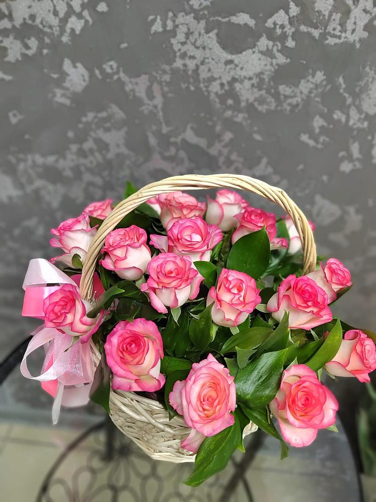 Цветочная композиция из Розы в корзине в Александрийской Республики Дагестан