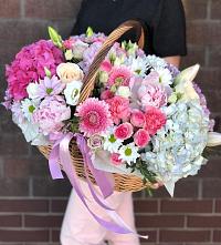 Цветочная композиция из Розы, Хризантемы, Пионы и Лизиантусы в корзине в Александрийской Республики Дагестан