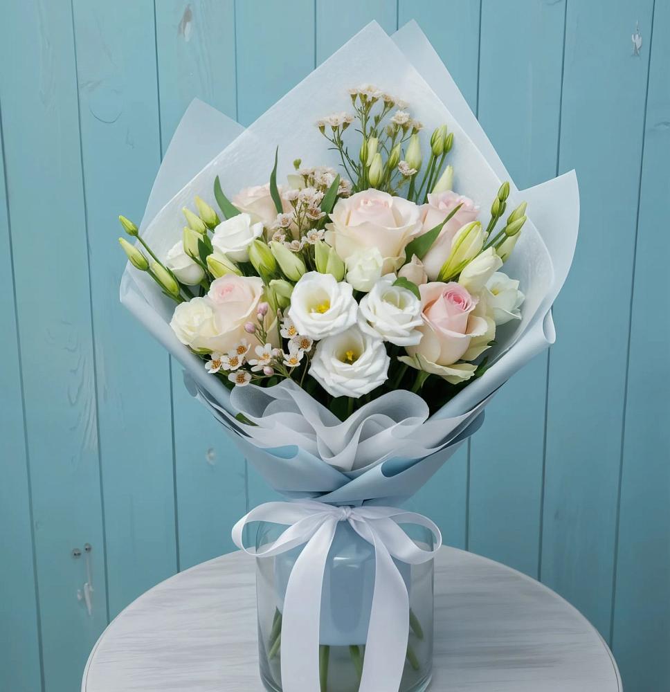 Букет цветов из: Розы и Лизиантусы в Александрийской Республики Дагестан