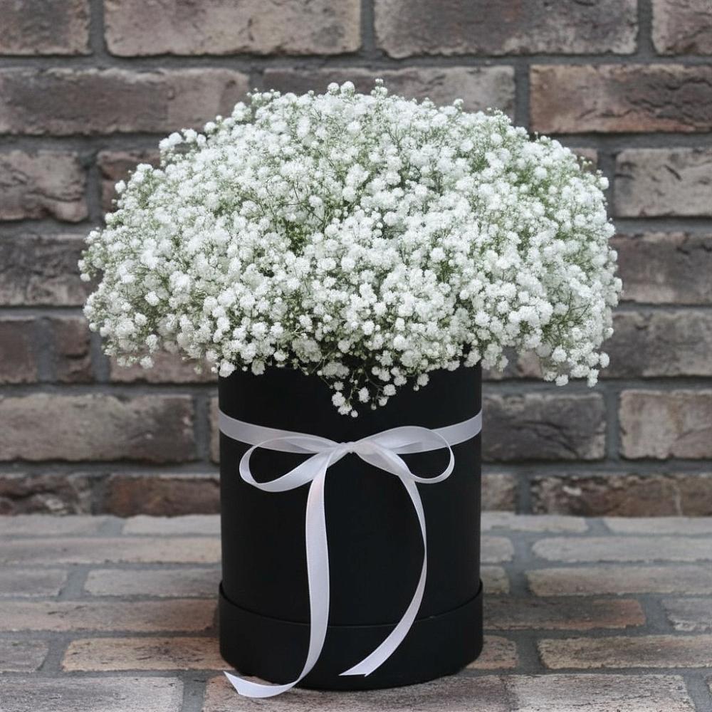 Цветочная композиция из Гипсофила в шляпной коробке в Александрийской Республики Дагестан