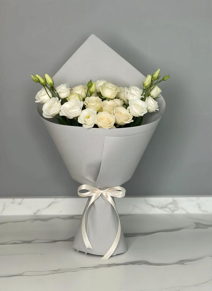 Букет цветов из: Розы и Лизиантусы в Александрийской Республики Дагестан