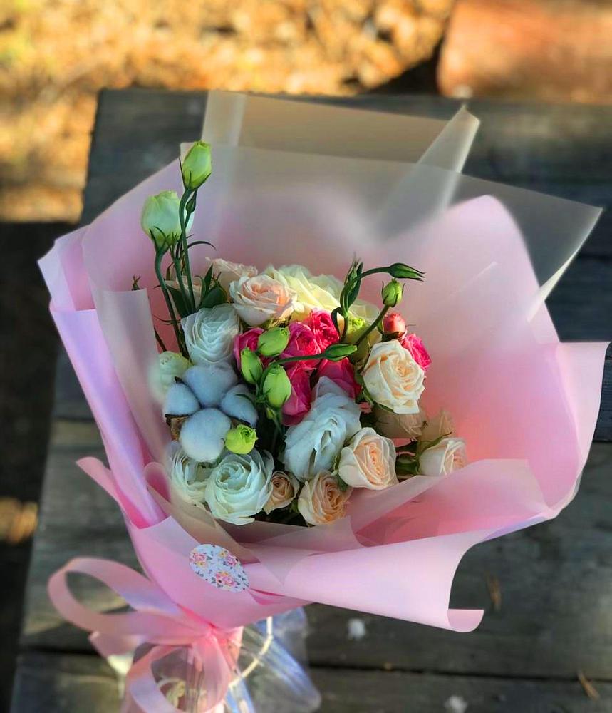 Букет цветов из: Розы и Лизиантусы в Александрийской Республики Дагестан