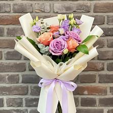 Букет цветов из:  Лизиантусы и Розы в Александрийской Республики Дагестан