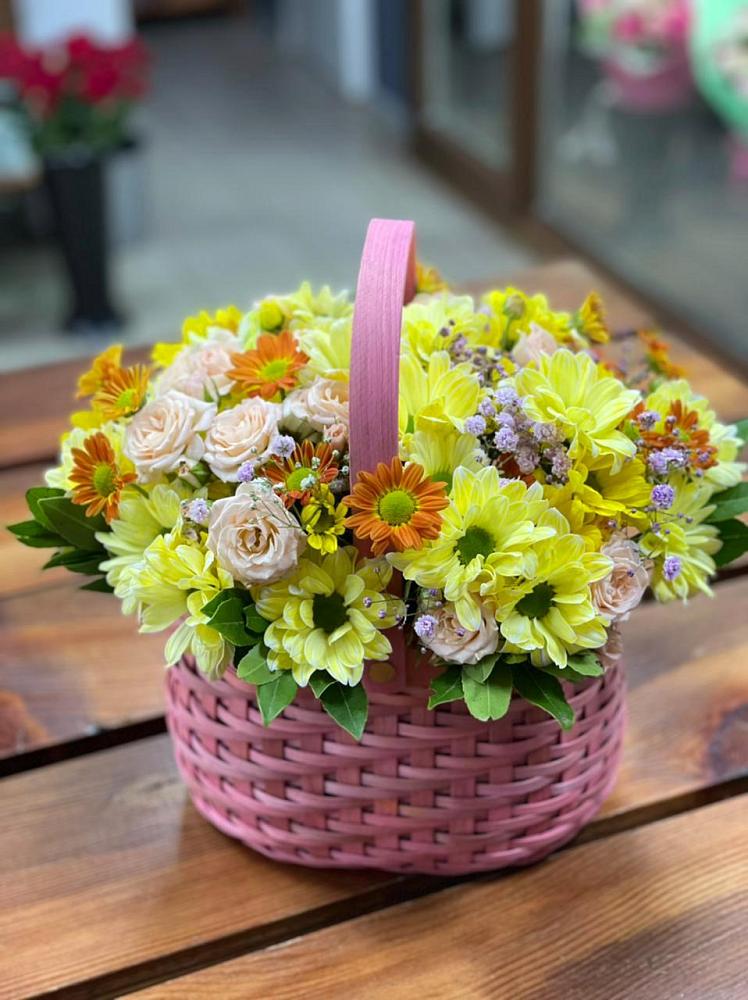 Цветочная композиция из Хризантемы и Розы в корзине в Александрийской Республики Дагестан
