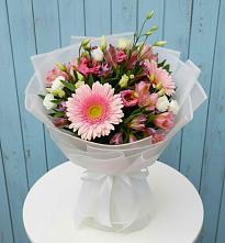 Букет цветов из:  Герберы, Альстромерии и Лизиантусы в Александрийской Республики Дагестан
