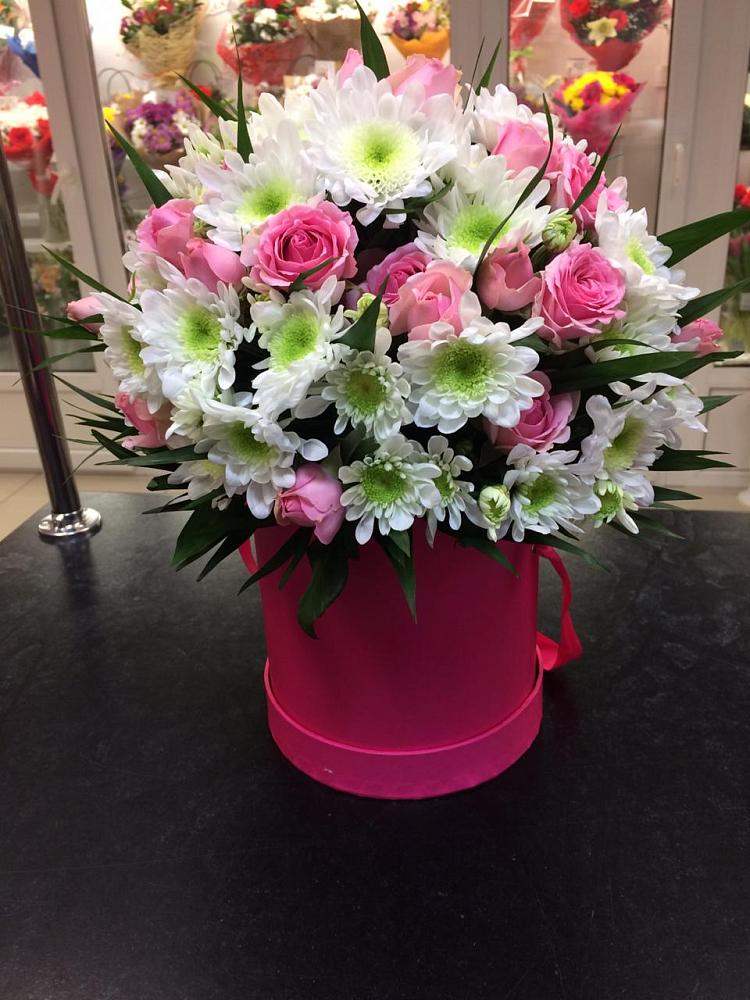 Цветочная композиция из Розы и Хризантемы в шляпной коробке в Александрийской Республики Дагестан