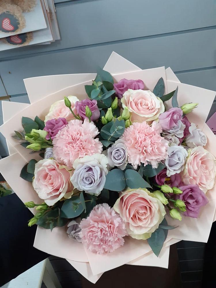 Букет цветов из: Розы, Гвоздики и Лизиантусы в Александрийской Республики Дагестан