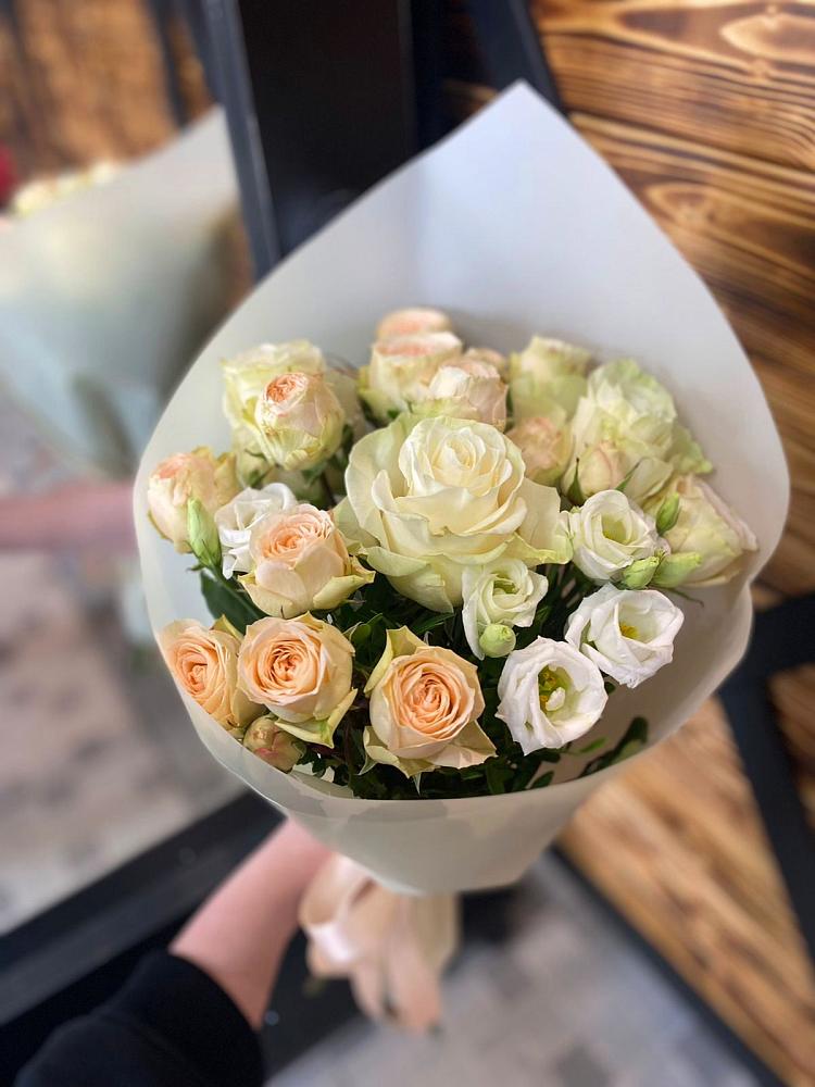 Букет цветов из: Розы и Лизиантусы в Александрийской Республики Дагестан