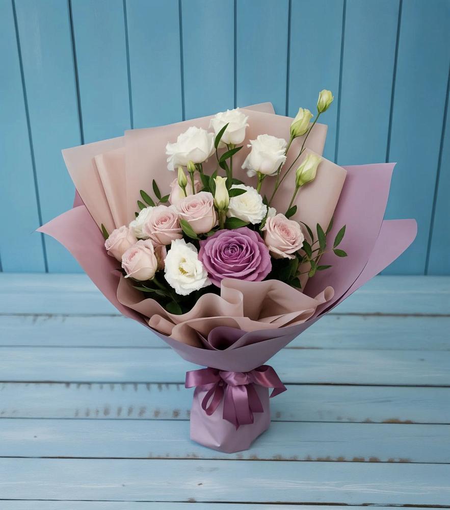 Букет цветов из: Розы и Лизиантусы в Александрийской Республики Дагестан